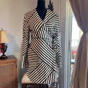 H&M Black and White Geometric Long Sleeve Dress